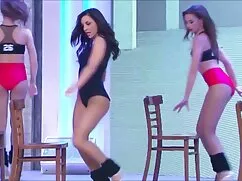 Thẳng thắn quế phẳng, nhô phu de sex ra gót chân, lắc lư chân và treo